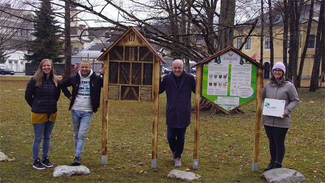 Katja Kanzian, Konrad Guggi, Bgm. Ingo Appé, Anna Kette mit dem neu eröffneten Insektenhotel