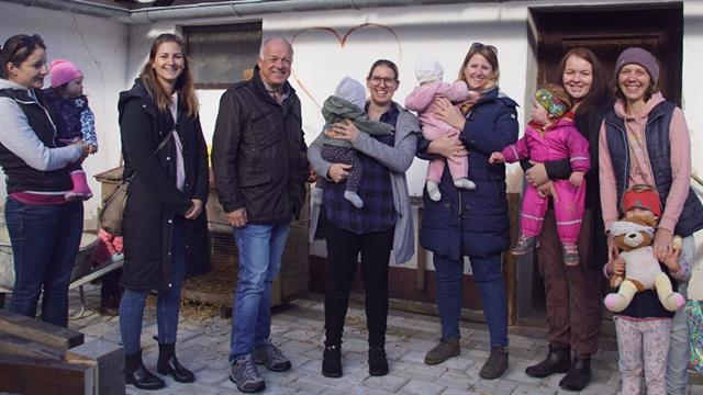Bürgermeister Ingo Appé und Pia Bokalic begrüßen die Eltern am Eggerhof