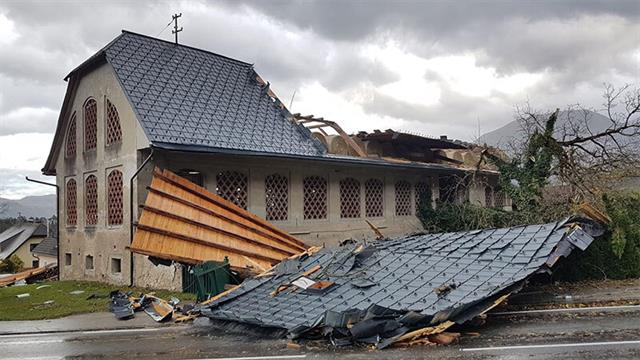 Sturm tragt Dache eines Hauses ab